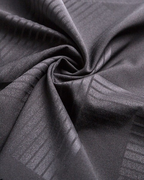 Che ruolo giocano l'ordito e la trama nella struttura complessiva di un tessuto?